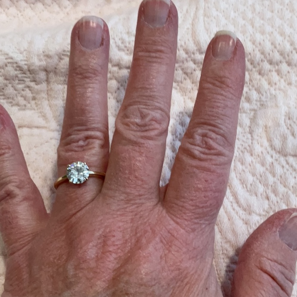 Elegant Gold Solitaire Ring